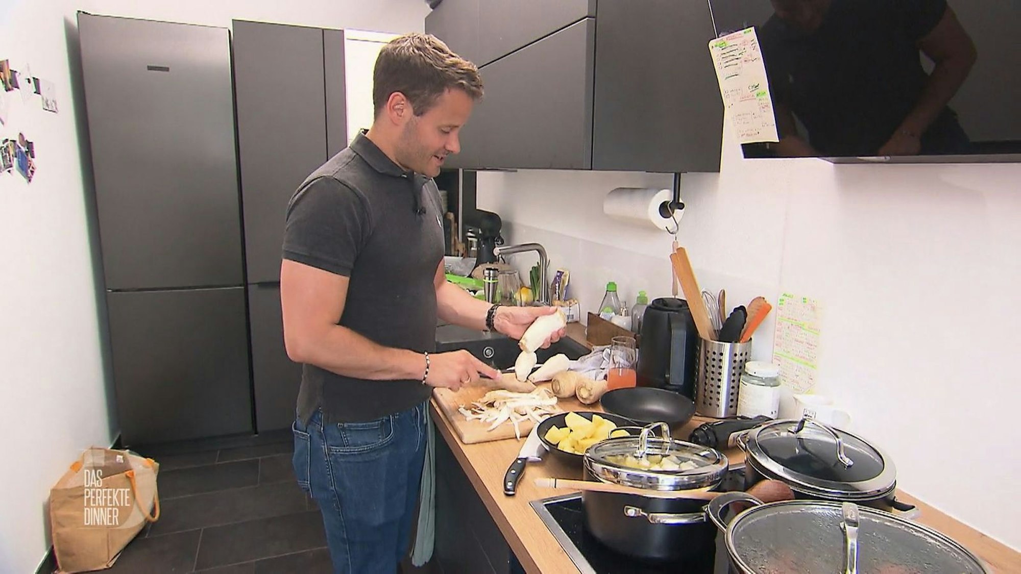 Timo kommt gut durch den Vormittag und hat in der Küche alles im Griff.
(Bild: RTL)