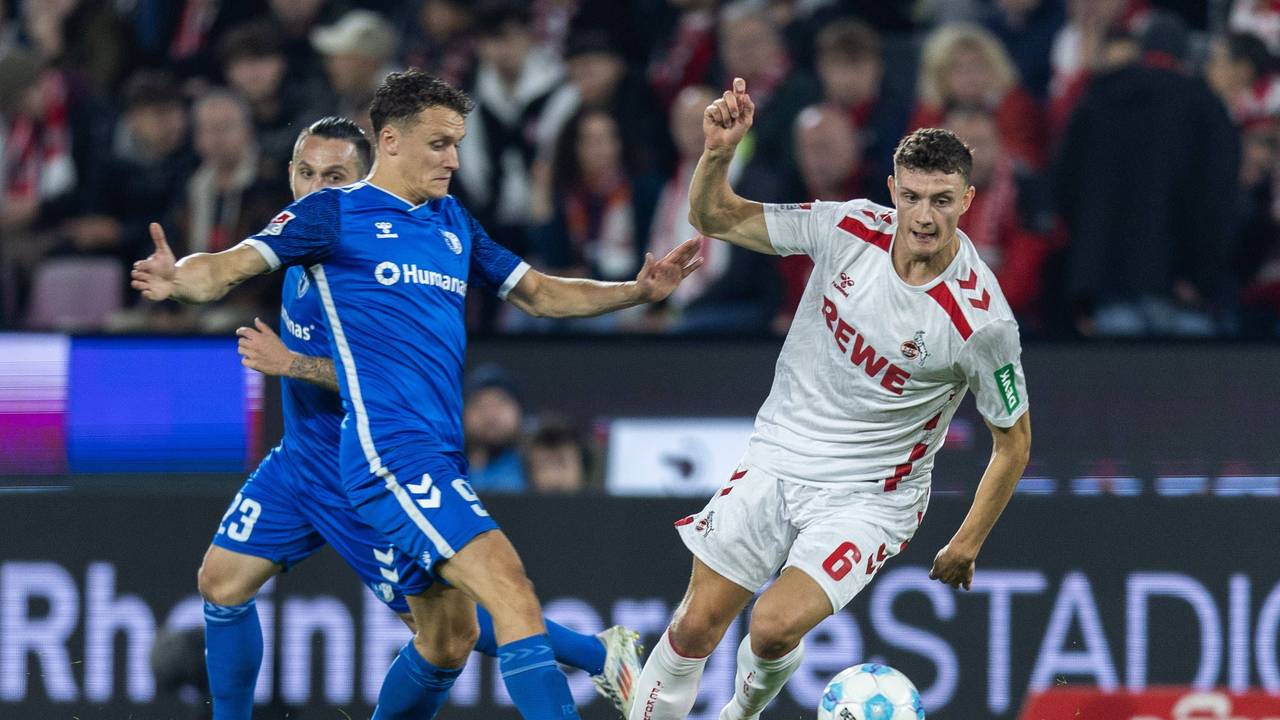Martijn Kaars und Eric Martel im Kampf um den Ball.