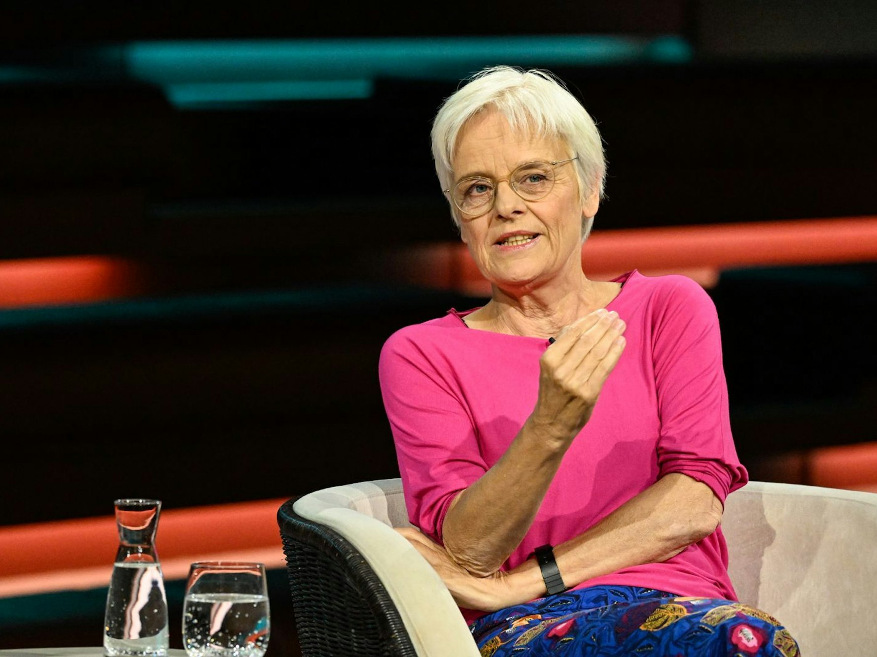 Journalistin Ulrike Herrmann stellte infrage, ob sich genügend junge Menschen auf Basis von Freiwilligkeit für einen Dienst in der Bundeswehr entscheiden. (Bild: ZDF / Markus Hertrich)