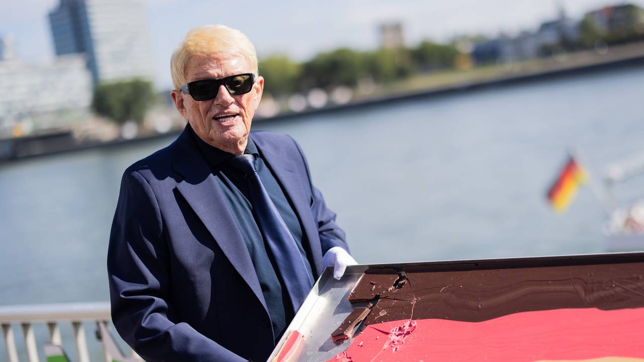 Schlagersänger Heino stellt am Kölner Schokoladenmuseum seine „Deutschland Schokolade“ vor. Die Schokolade in den Nationalfarben besteht aus Zartbitter-, Kirsch- und Karamellschokolade.