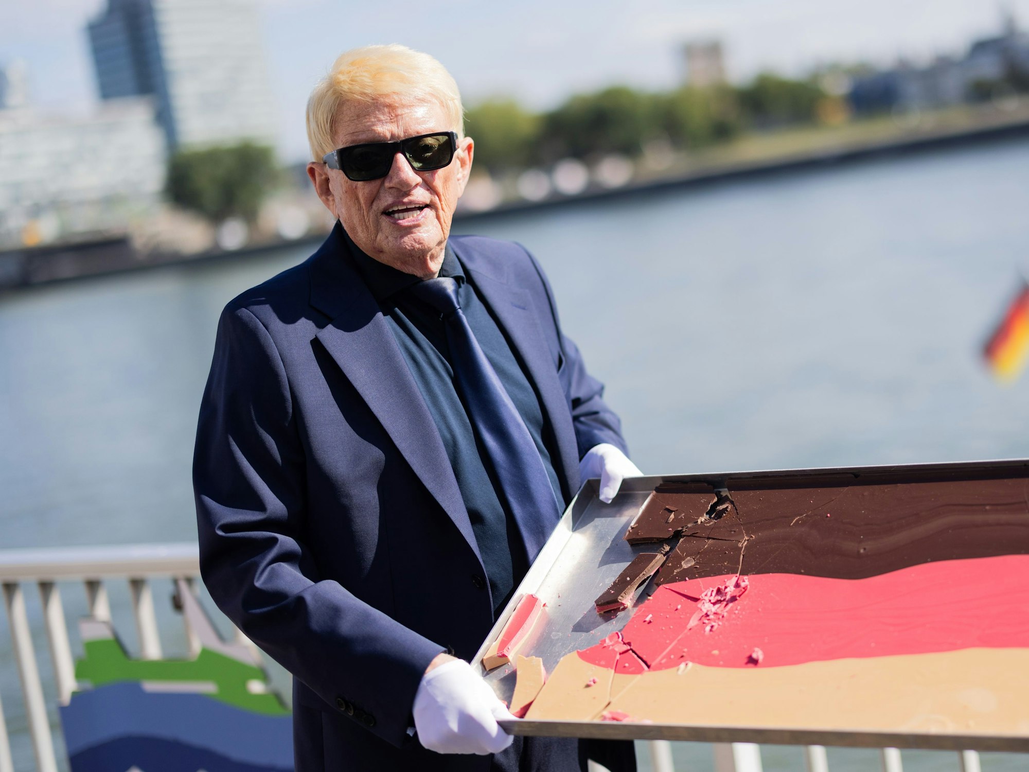 Schlagersänger Heino stellt am Kölner Schokoladenmuseum seine „Deutschland Schokolade“ vor. Die Schokolade in den Nationalfarben besteht aus Zartbitter-, Kirsch- und Karamellschokolade.