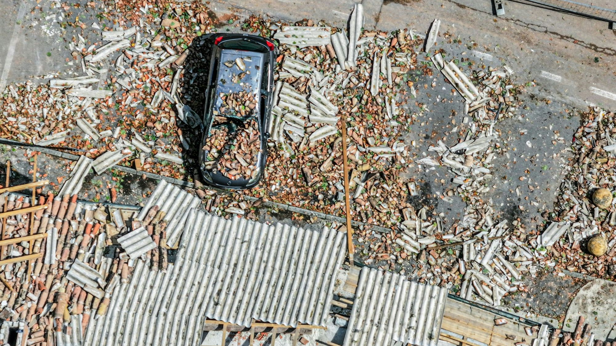 Eine Luftaufnahme zeigt starke Beschädigungen an Häusern nach Unwettern in Italien. Hier zu sehen ist der Bereich von Verretto in Norditalien.