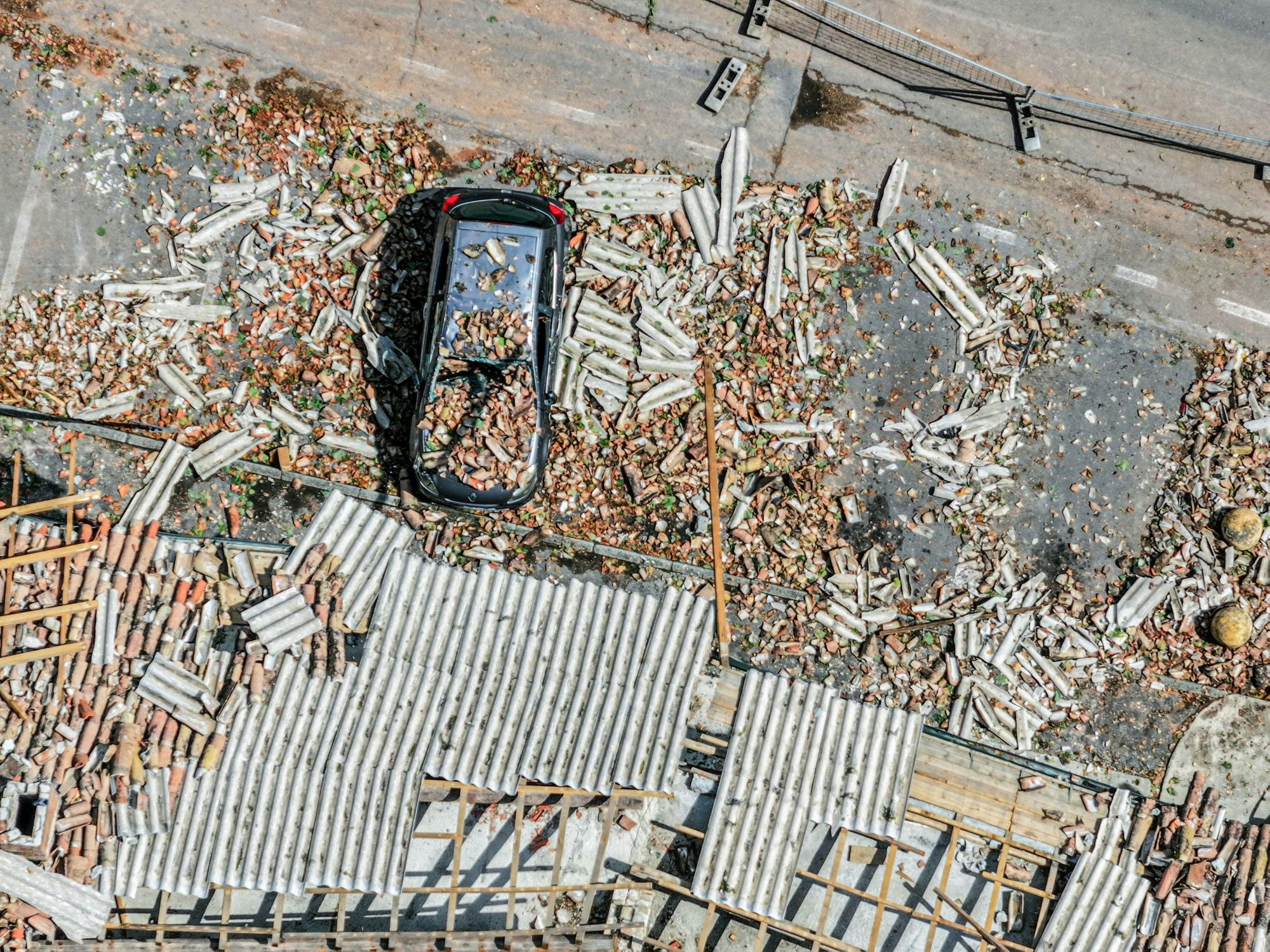 Eine Luftaufnahme zeigt starke Beschädigungen an Häusern in Verretto in Norditalien nach Unwettern.