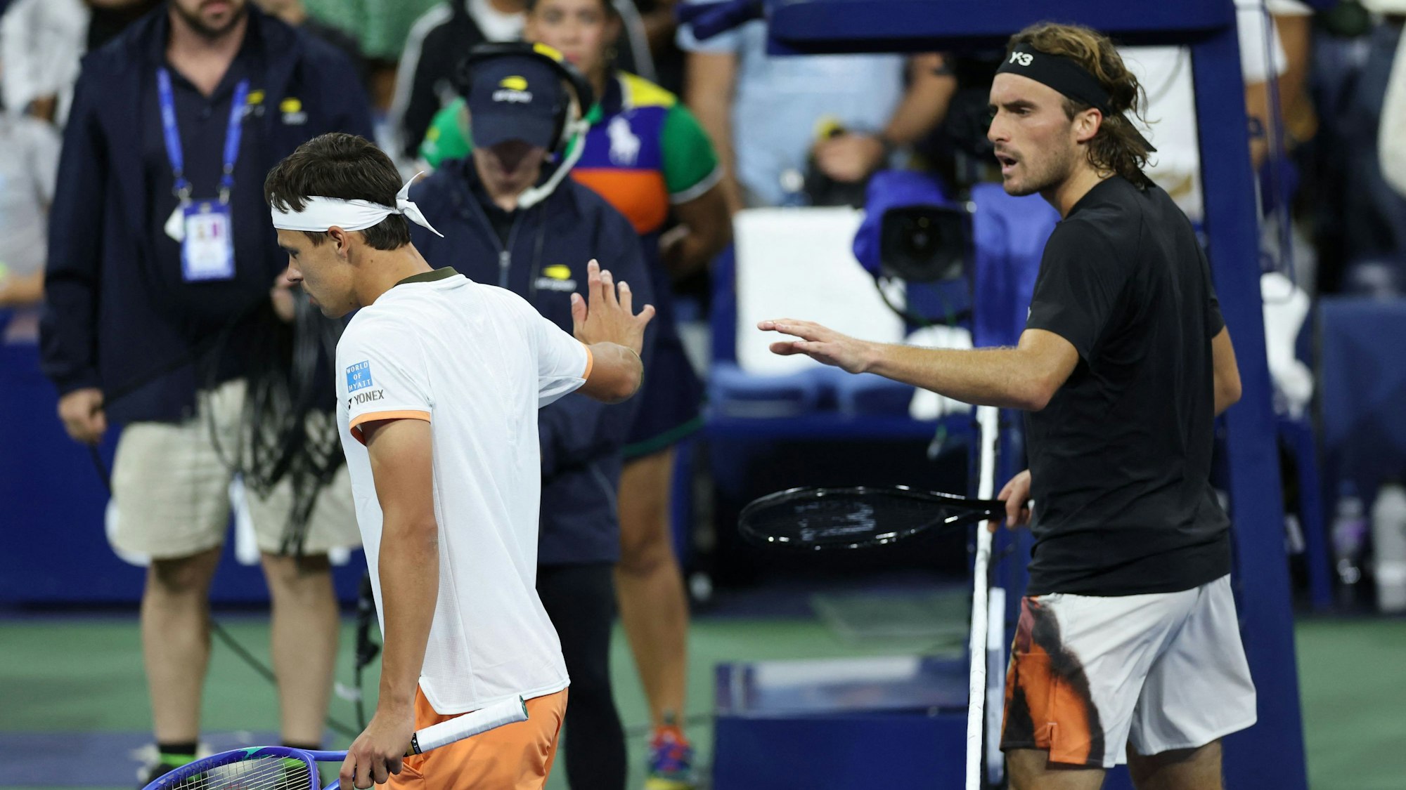 Daniel Altmaier winkt nach seinem Sieg gegen Stefanos Tsitsipas ab.