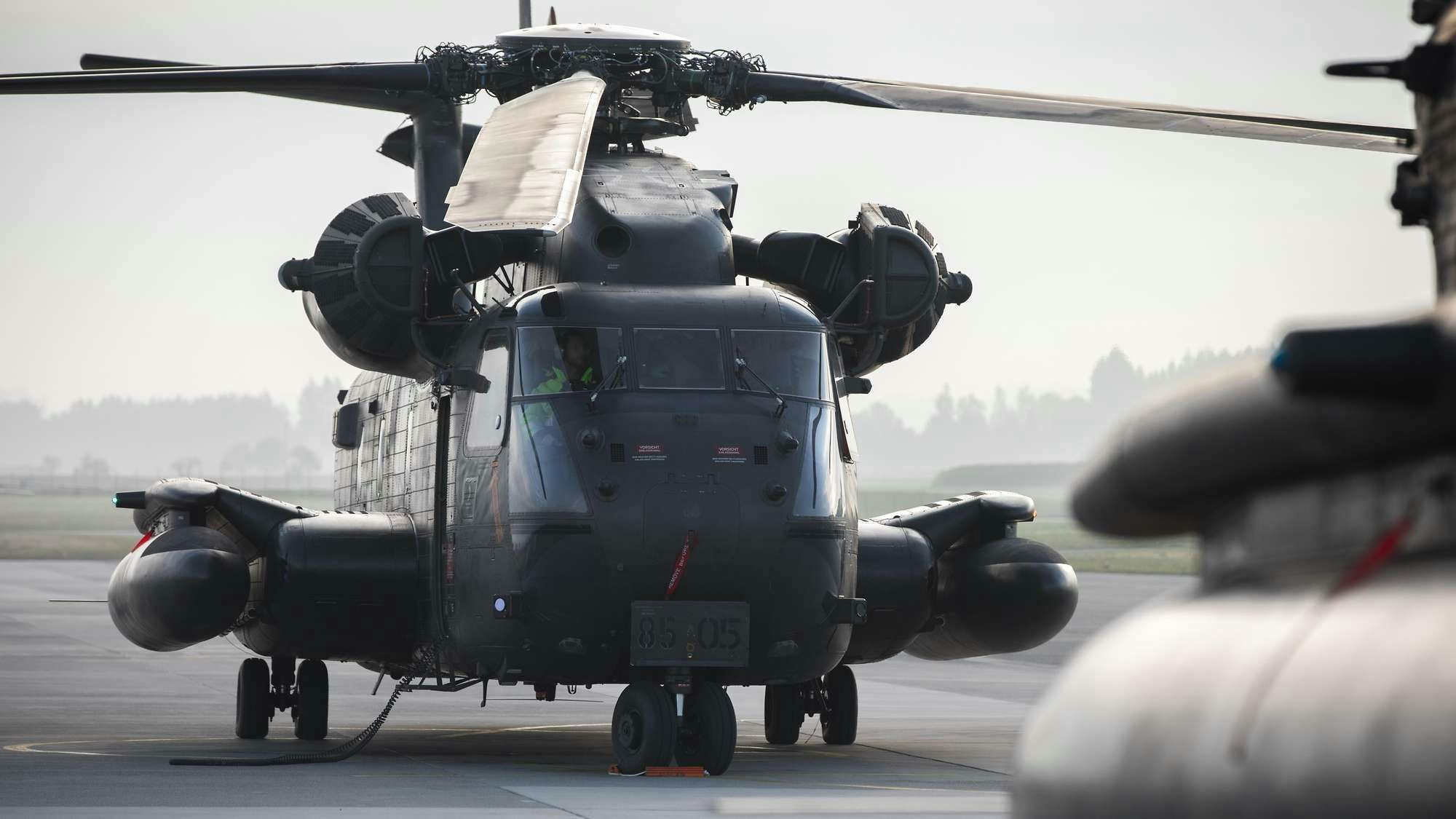 Ein Hubschrauber des Geschwaders 64 der deutschen Luftwaffe steht zum Abflug bereit.