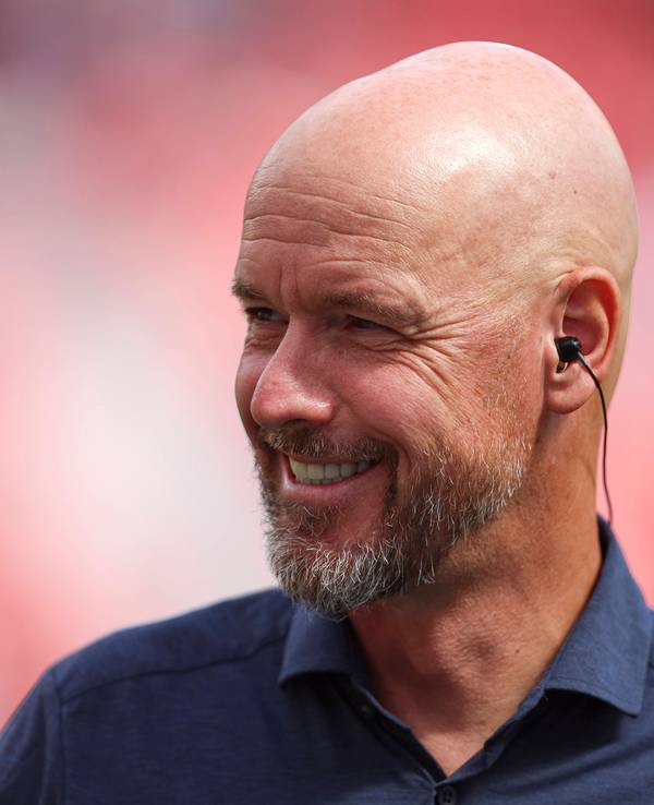 Erik ten Hag lacht im Interview beim ersten Bundesliga-Spieltag.