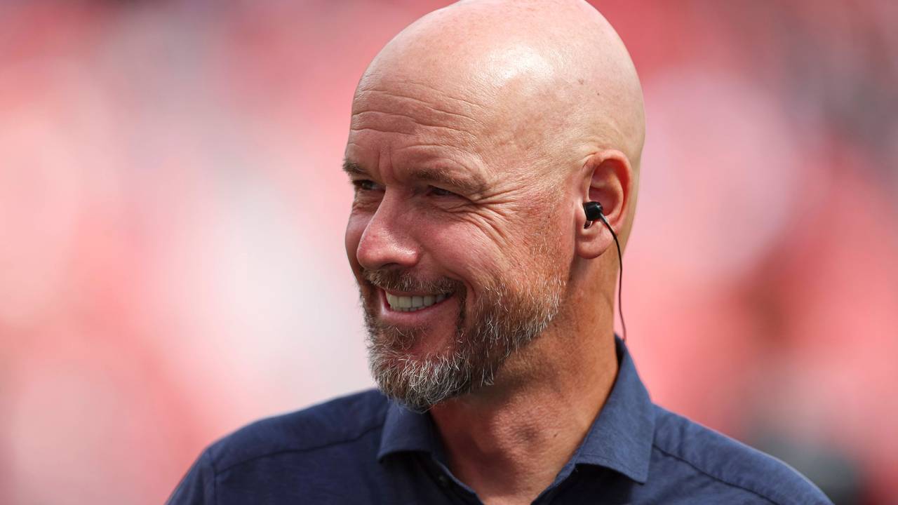 Erik ten Hag lacht im Interview beim ersten Bundesliga-Spieltag.