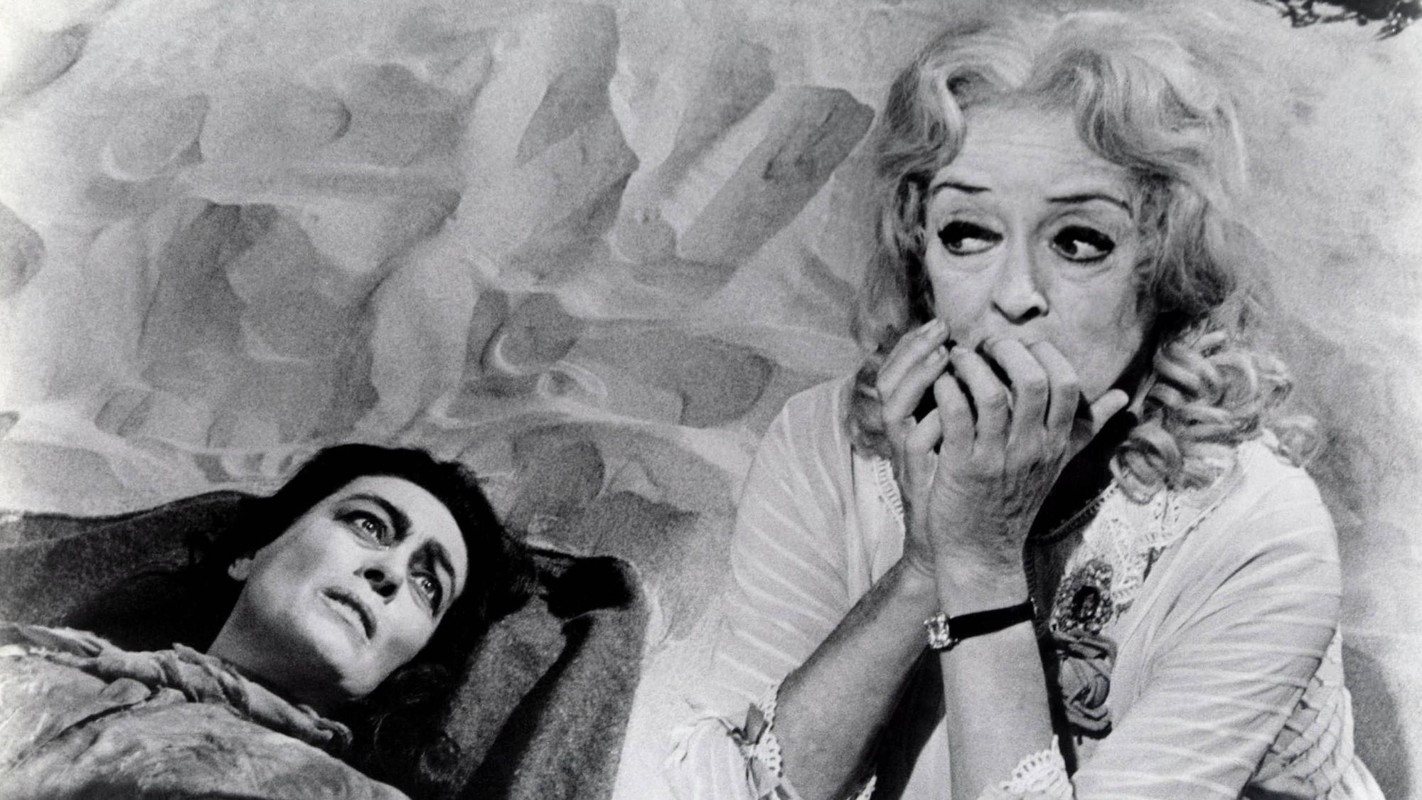 Joan Crawford und Bette Davis am Strand.
