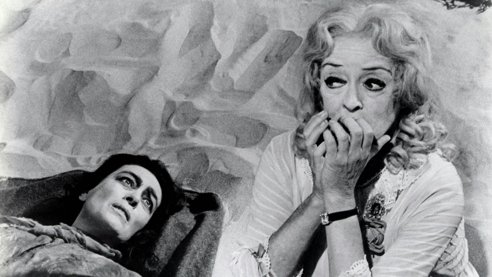 Joan Crawford und Bette Davis am Strand.