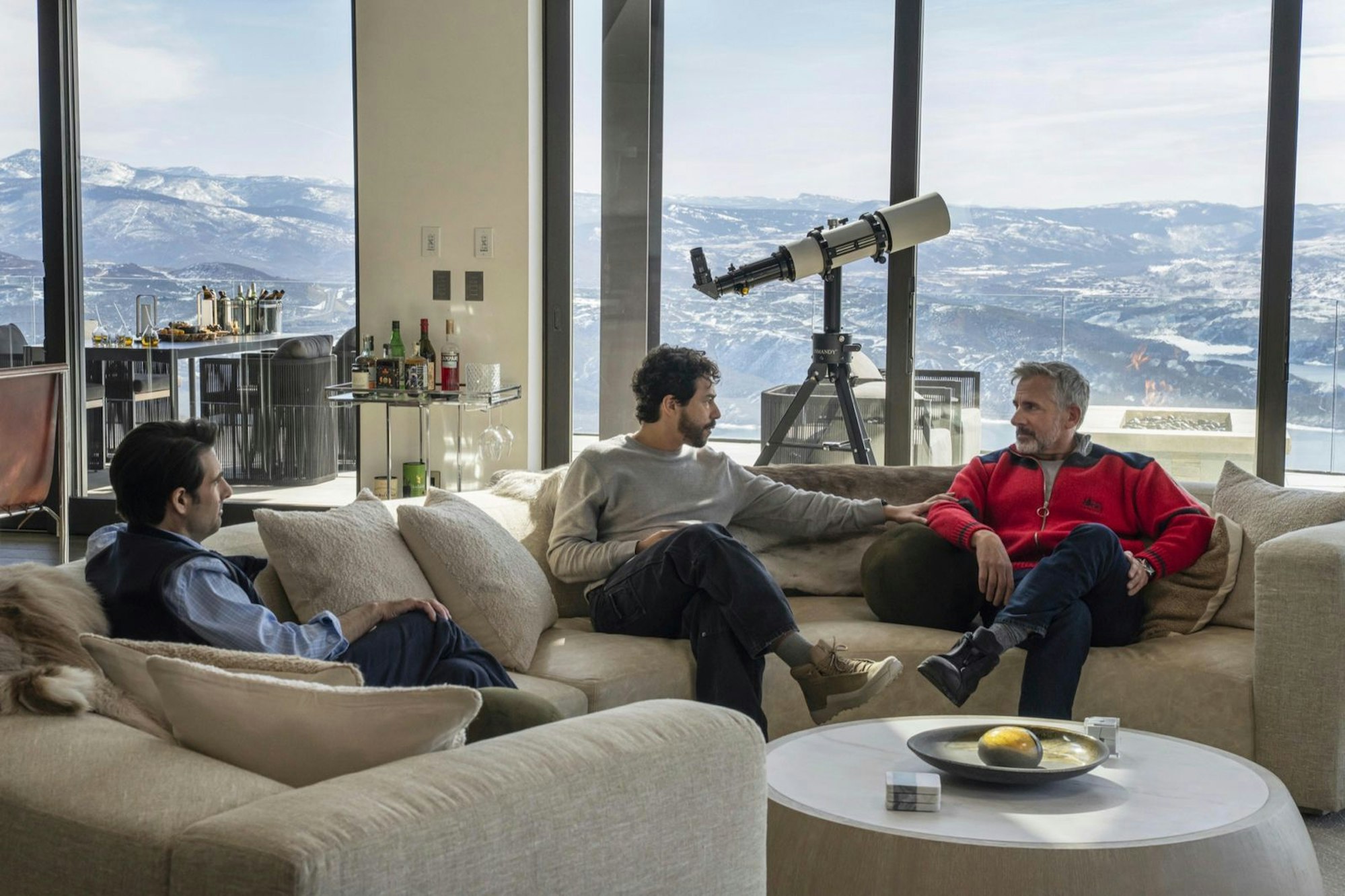 Randall (Steve Carell, rechts) muss vermitteln:
Venis (Cory Michael Smith, links) hat eine unausgereifte KI auf die Menschheit losgelassen, Jeff (Ramy Youssef, Mitte) könnte ihm helfen, will es aber nicht. (Bild: Sky / © 2025 Home Box Office)
