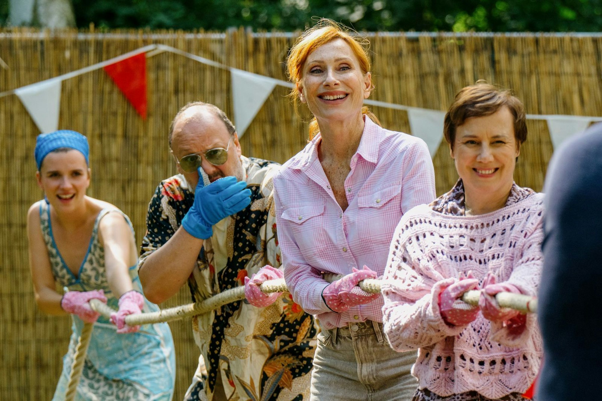 Wenn sie nur immer so an einem Strang ziehen würden: Gundula (Andrea Sawatzki, zweite von rechts) und ihre Schwägerin Rose (Eva Löbau, rechts) machen bei einem Fest auf dem Campingplatz mit. (Bild: ZDF/Adrian Gross)