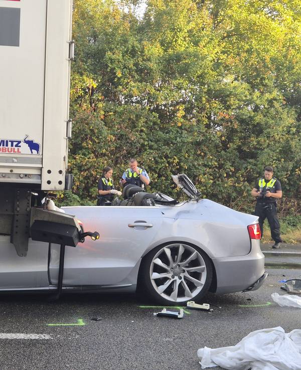 29.08.2025, Nordrhein-Westfalen, Köln: Ein Pkw steht nach einem tödlichen Unfall unter einem Lkw. (zu dpa «Autofahrer bei Unfall bei Köln auf A1 getötet») Foto: Sascha Thelen/dpa +++ dpa-Bildfunk +++