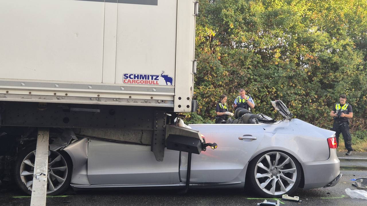 29.08.2025, Nordrhein-Westfalen, Köln: Ein Pkw steht nach einem tödlichen Unfall unter einem Lkw. (zu dpa «Autofahrer bei Unfall bei Köln auf A1 getötet») Foto: Sascha Thelen/dpa +++ dpa-Bildfunk +++