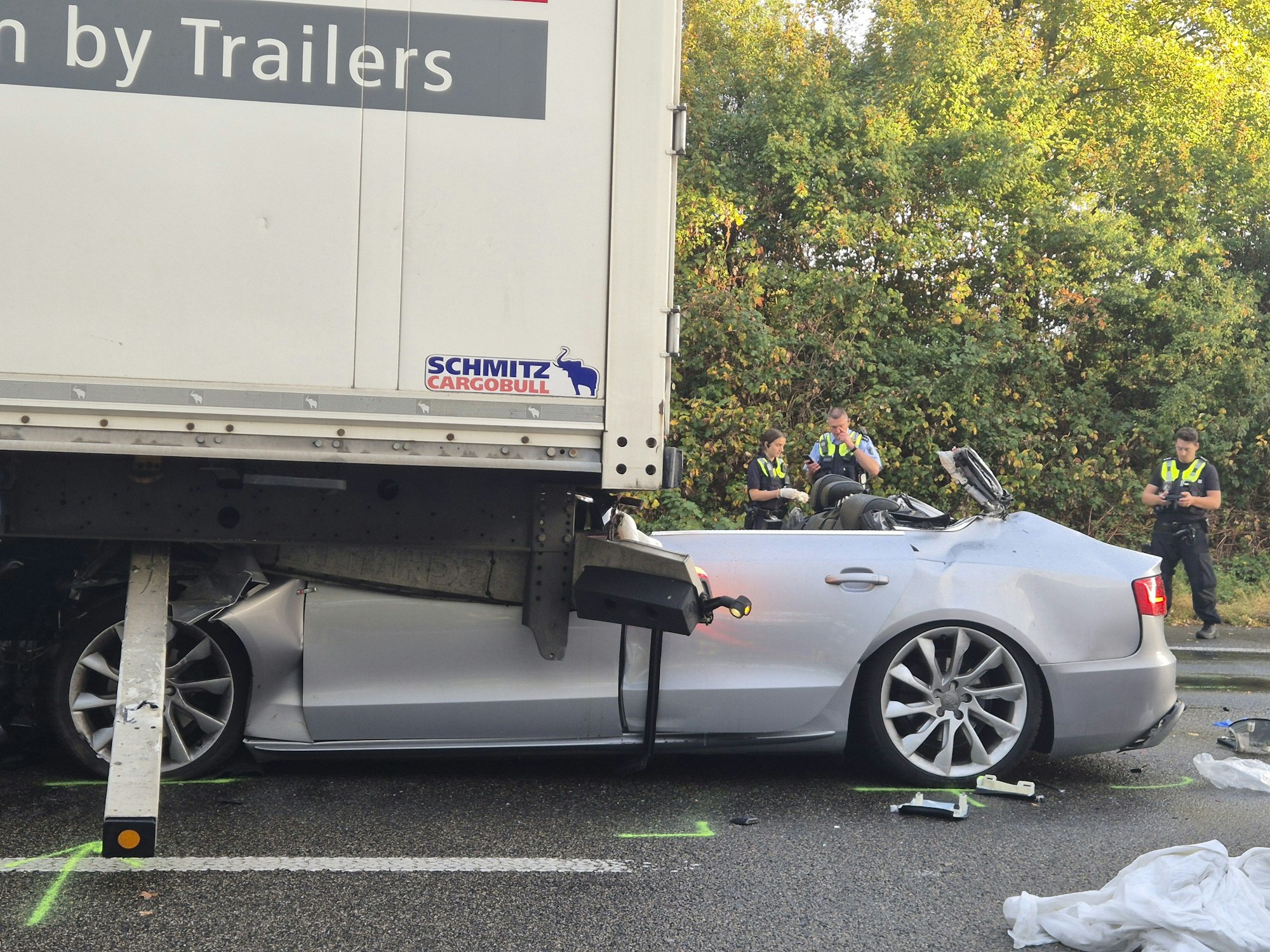 29.08.2025, Nordrhein-Westfalen, Köln: Ein Pkw steht nach einem tödlichen Unfall unter einem Lkw. (zu dpa «Autofahrer bei Unfall bei Köln auf A1 getötet») Foto: Sascha Thelen/dpa +++ dpa-Bildfunk +++