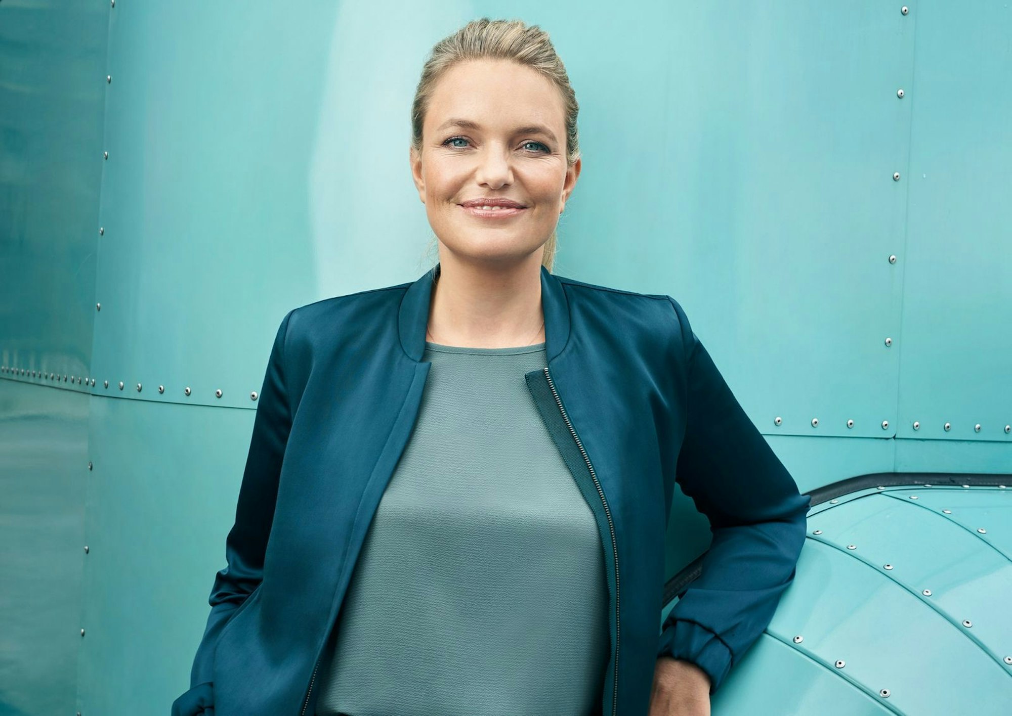 „Ich spreche nicht öffentlich, aber im Freundes- und Familienkreis über mein Gehalt“, sagt Sarah Tacke über ihren eigenen Umgang mit dem Thema. (Bild: ZDF / Jens Koch)