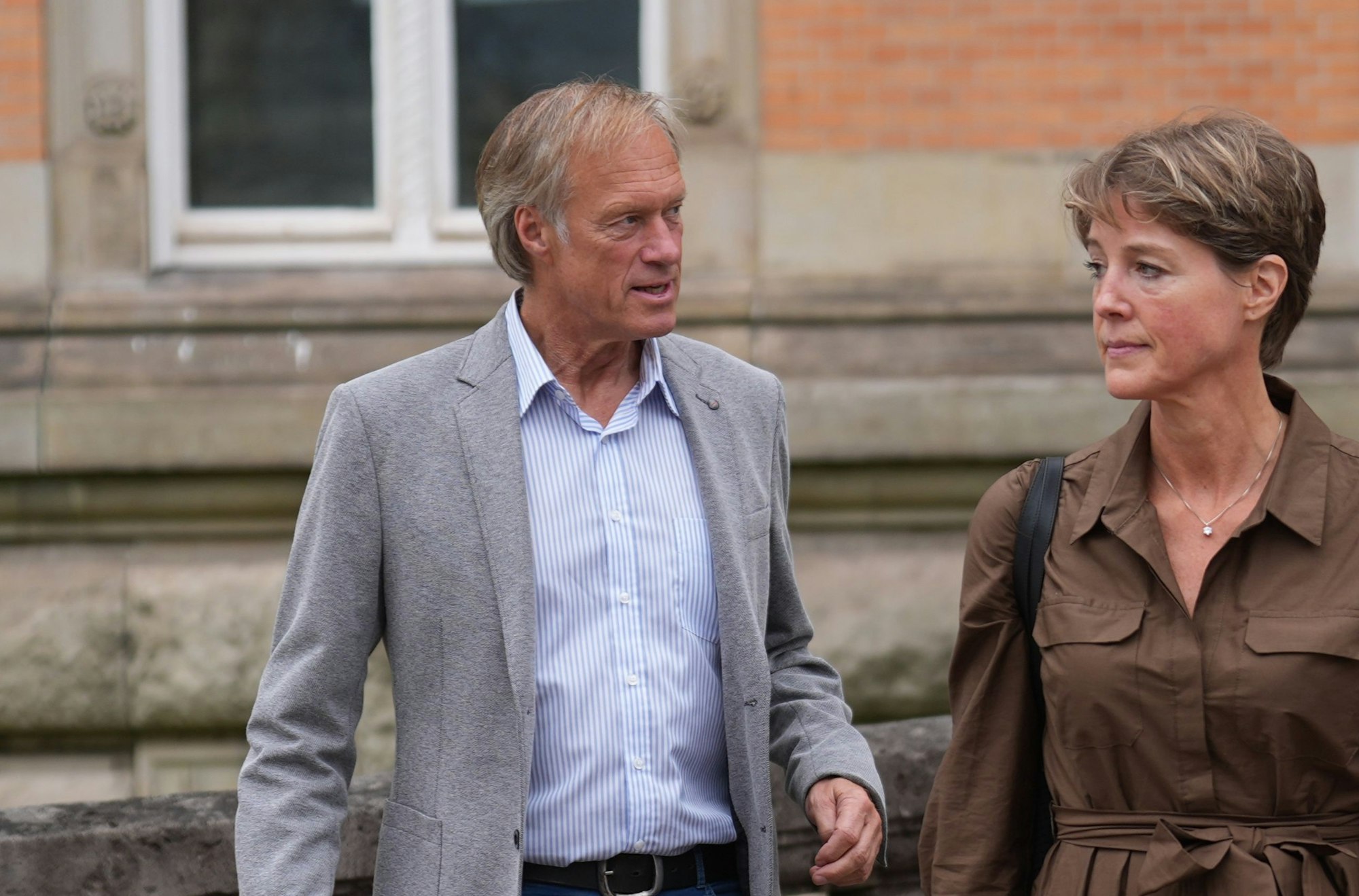 Christina Block (r), deutsche Gastronomin und Unternehmerin, und Gerhard Delling, ehemaliger Sportmoderator, Lebensgefährte von C. Block, verlassen das Strafjustizgebäude in einer Pause im Prozess wegen mutmaßlicher Kindesentführung im Landgericht Hamburg.