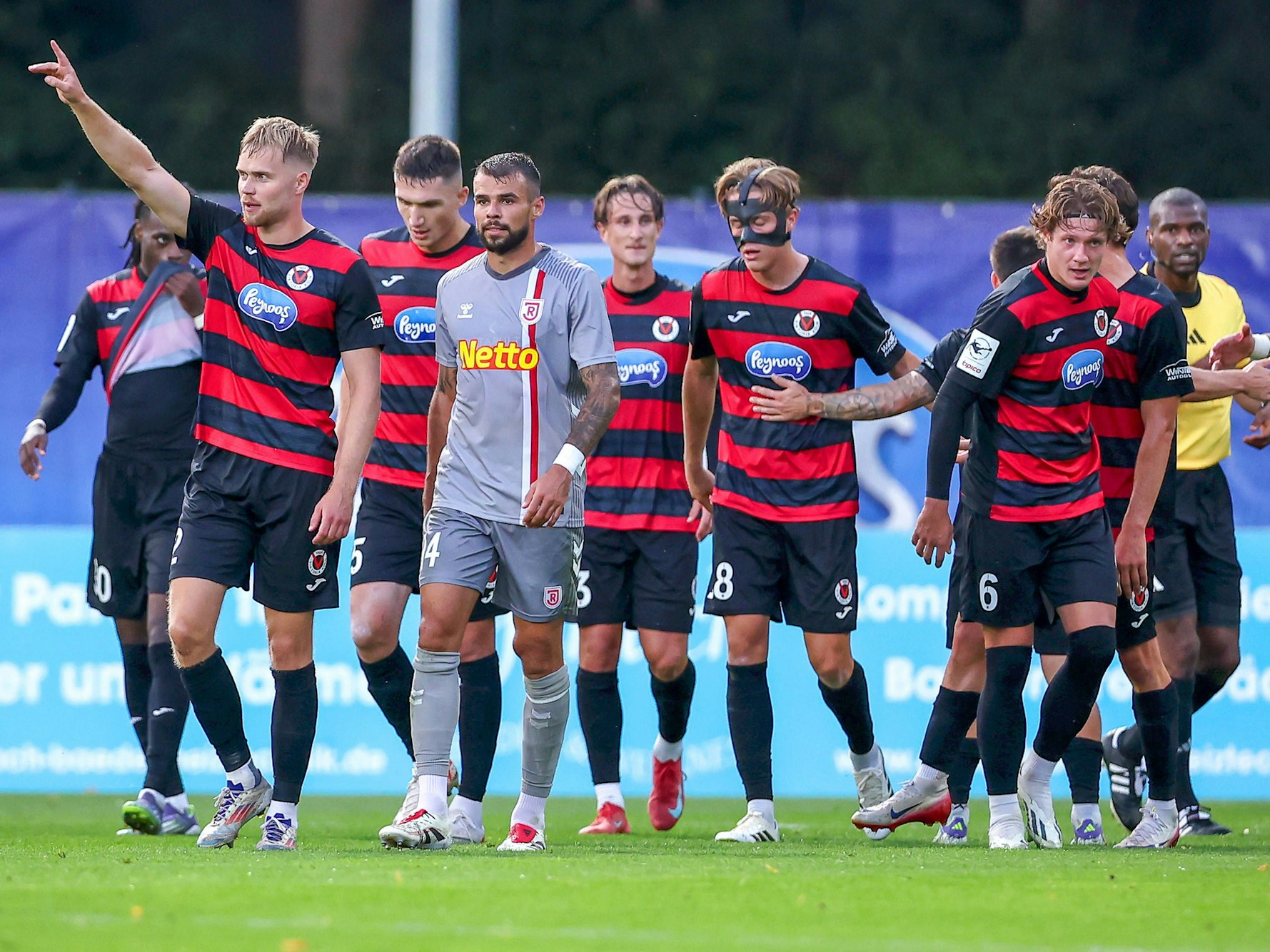 Die Spieler von Viktoria Köln bejubeln am Freitagabend (29. August 2025) den Treffer zum 1:0 gegen Jahn Regensburg.