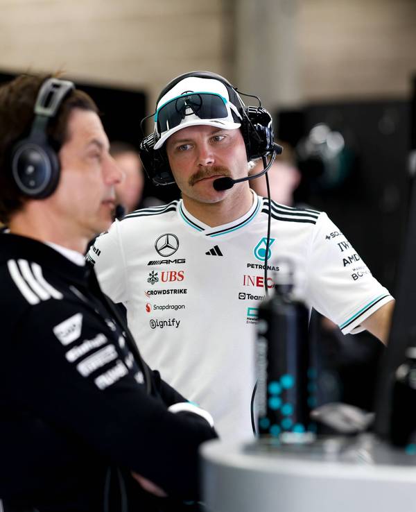 Valtteri Bottas guckt in der Boxengasse zu Toto Wolff.