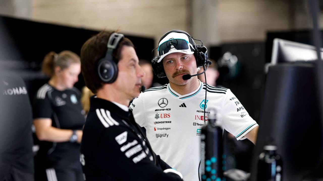 Valtteri Bottas guckt in der Boxengasse zu Toto Wolff.