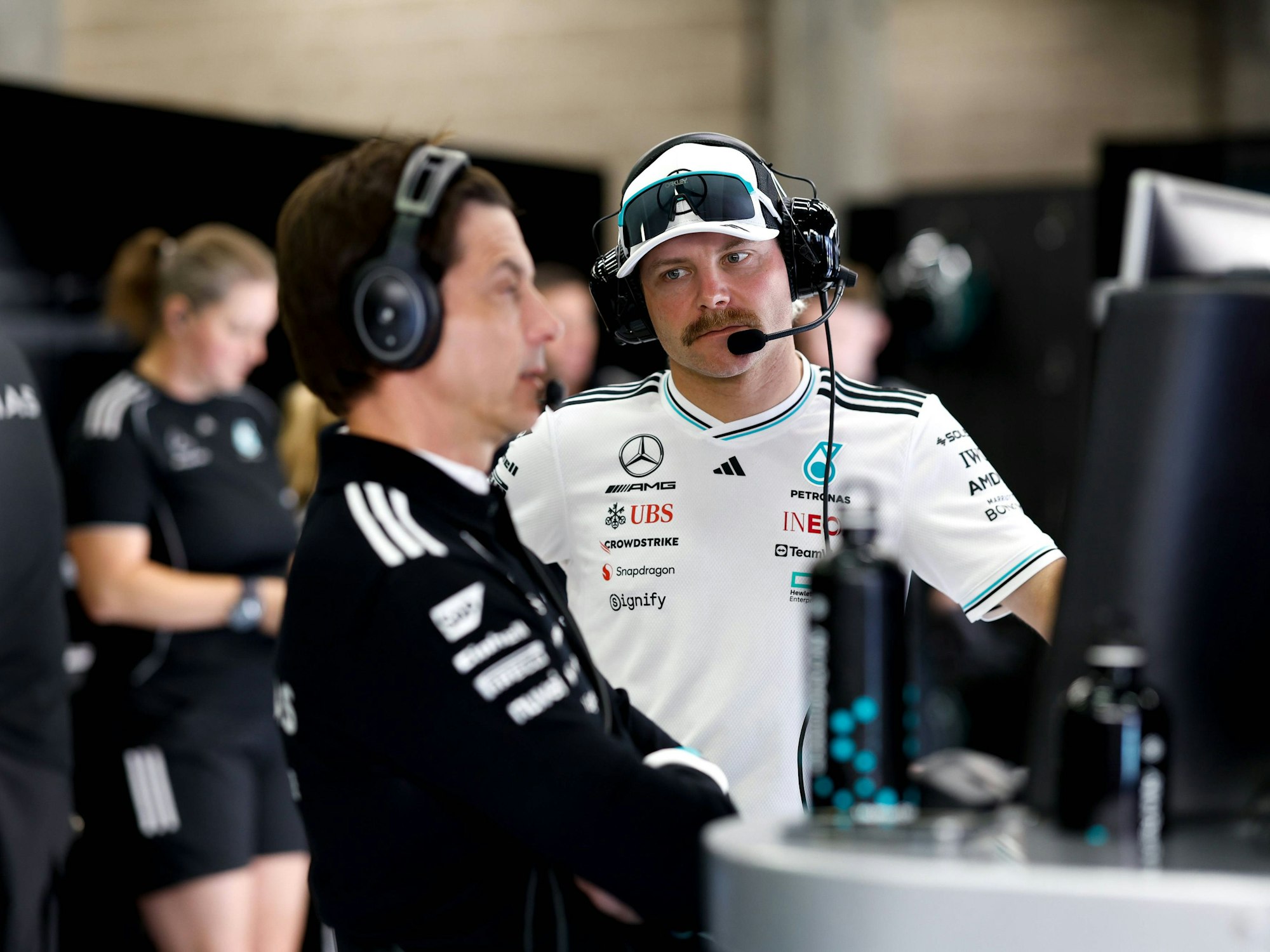 Valtteri Bottas guckt in der Boxengasse zu Toto Wolff.