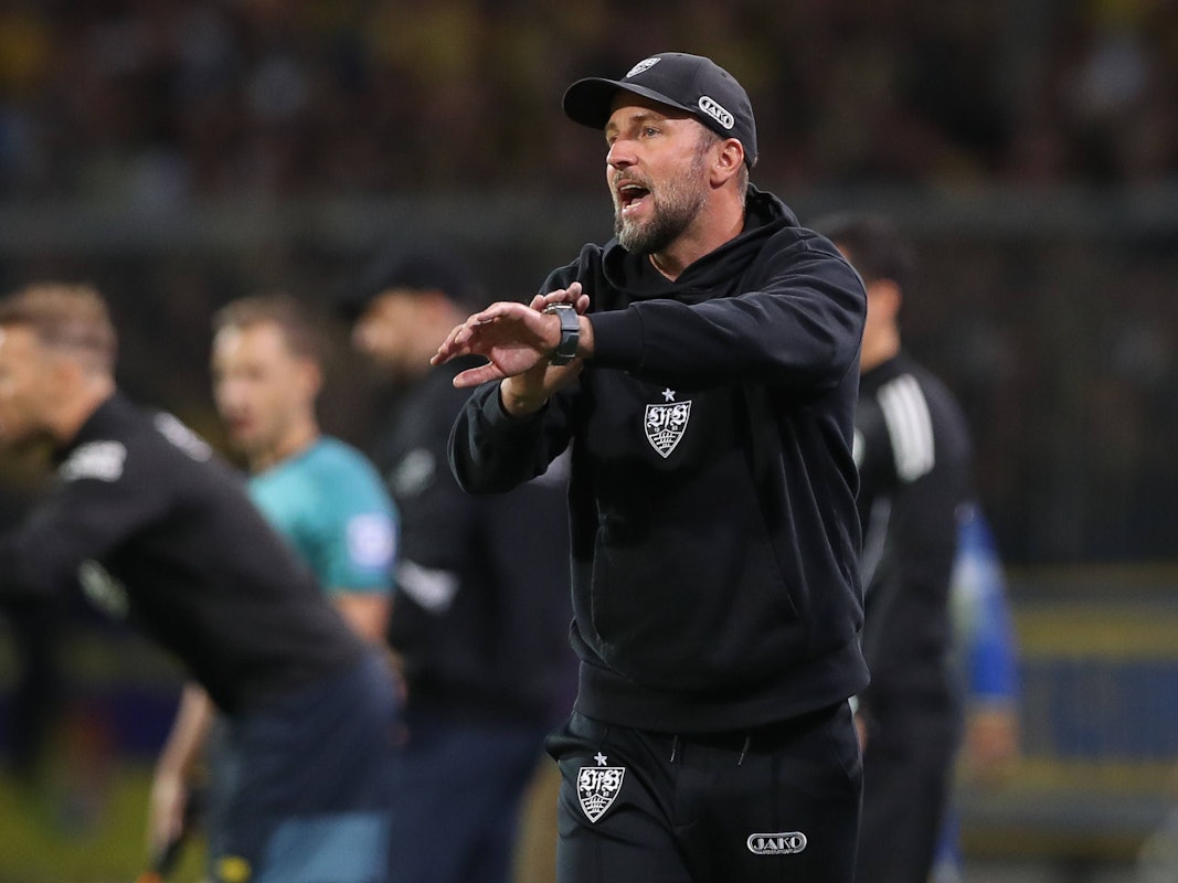 Sebastian Hoeneß deutet mit einer Geste am Handgelenk an, dass der Gegner auf Zeit spielt.