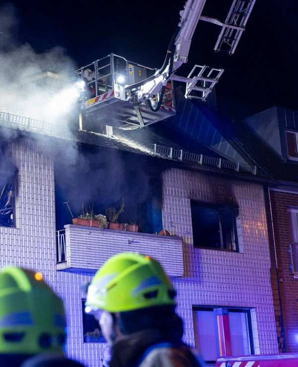 Kräfte der Feuerwehr löschen einen Brand im ersten Stock eines Wohnhauses in Frechen. Als die Retter am Einsatzort antrafen, schlugen bereits Flammen aus den Fenstern. Drei Menschen wurden verletzt.