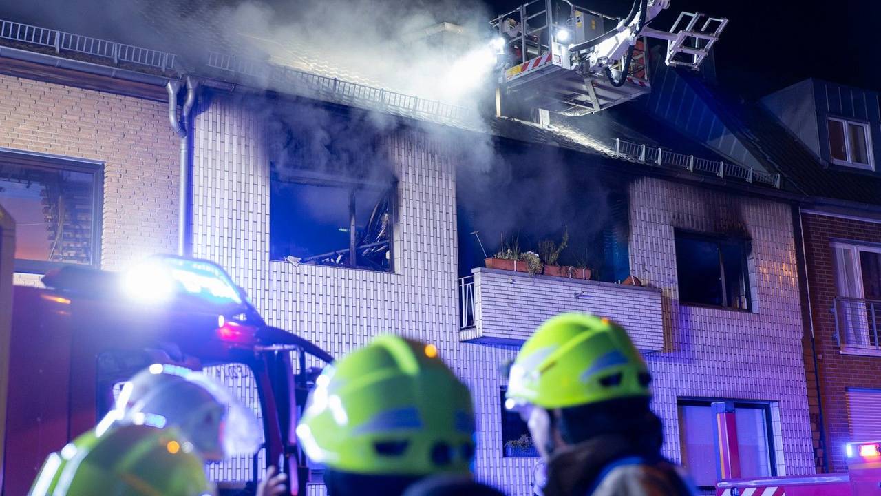Kräfte der Feuerwehr löschen einen Brand im ersten Stock eines Wohnhauses in Frechen. Als die Retter am Einsatzort antrafen, schlugen bereits Flammen aus den Fenstern. Drei Menschen wurden verletzt.