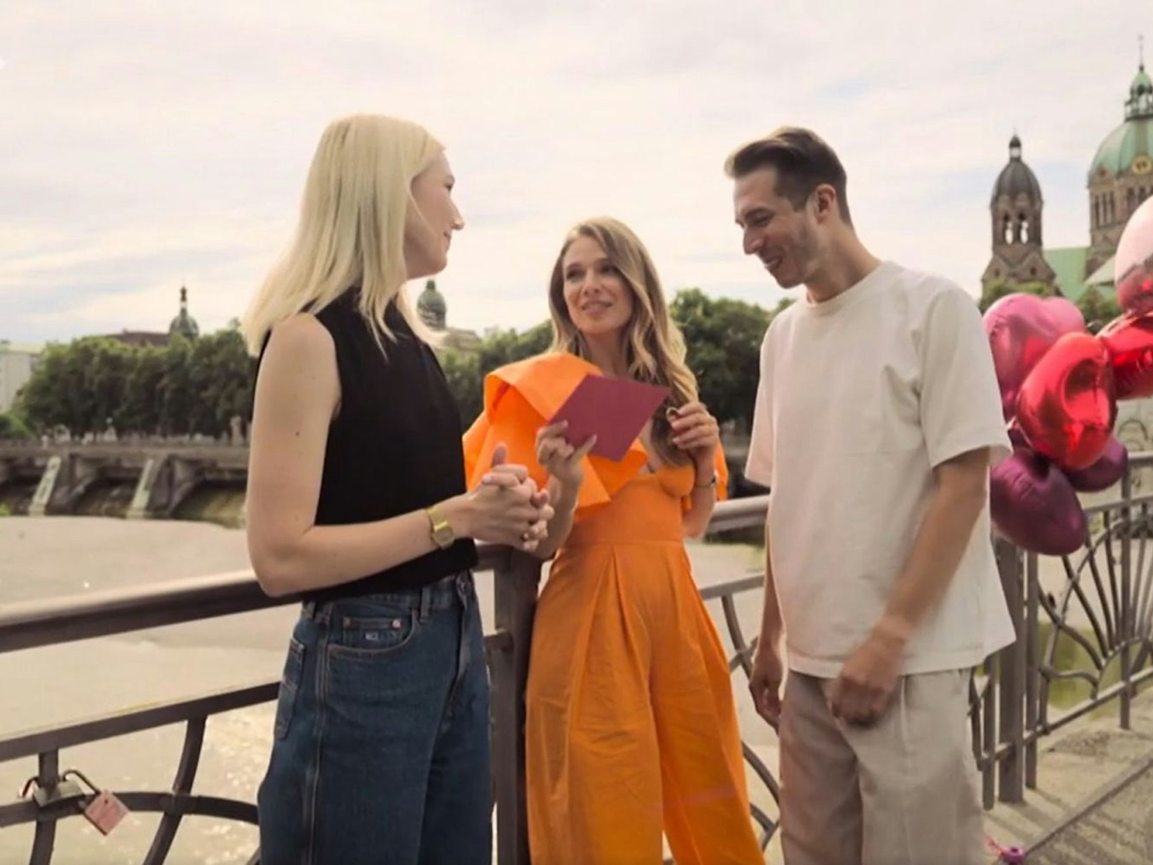 Das könnte was werden: Martha (links) und Matt haben Gefallen aneinander gefunden. Lola Weippert freut's. (Bild: SWR/ Screenshot)