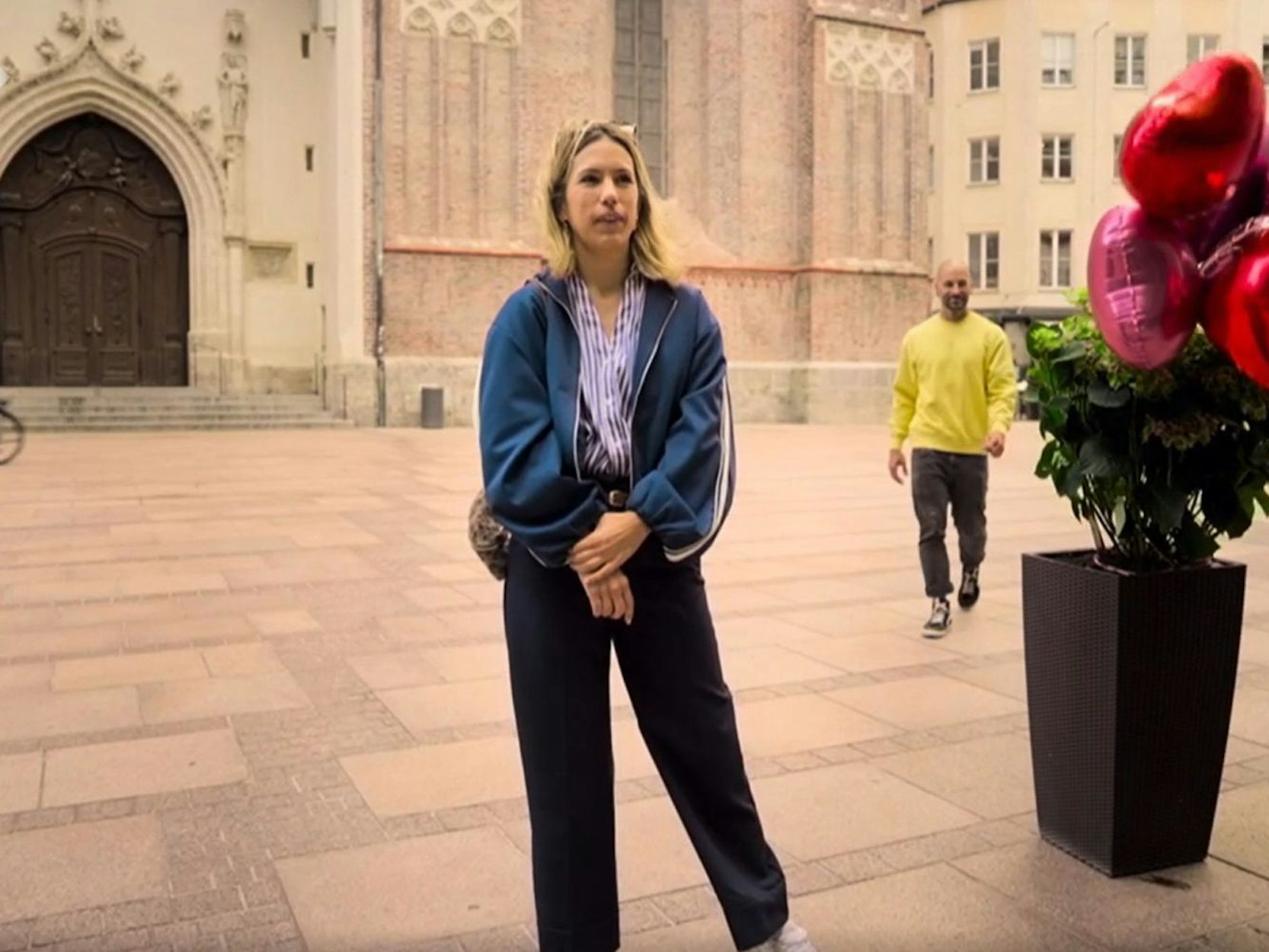 Wen hat man ihr ausgesucht? Laura ist gespannt. (Bild: SWR/ Screenshot)