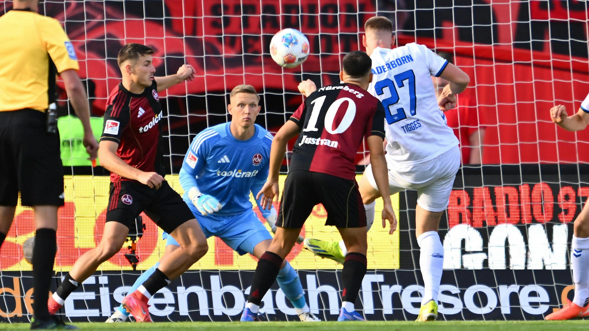Paderborn-Stürmer Steffen Tigges am Freitagabend (29. August 2025) beim Spiel gegen den 1. FC Nürnberg.