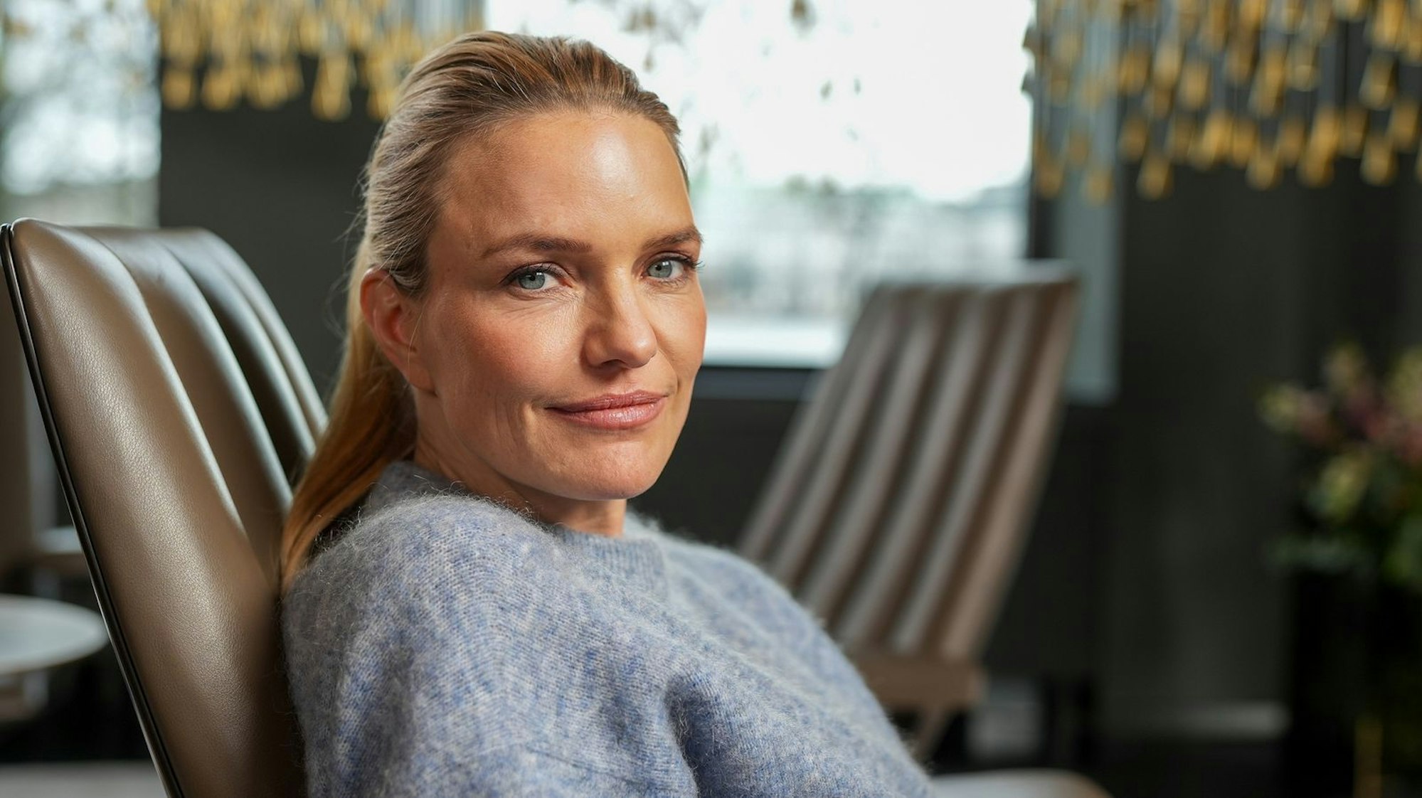 „Was verdient Deutschland?“: Sarah Tacke hakt für die Doku „Die Wahrheit über Arbeit und Geld“ bei Menschen aller Gehaltsklassen nach.
(Bild: ZDF/Jonathan Schönau)