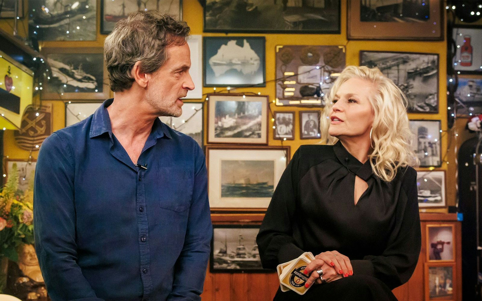 In der jüngsten Ausgabe von „Inas Nacht“ begrüßte Ina Müller „Tatort“-Star Jörg Hartmann zum lockeren Schnack. (Bild: NDR / Morris Mac Matzen)