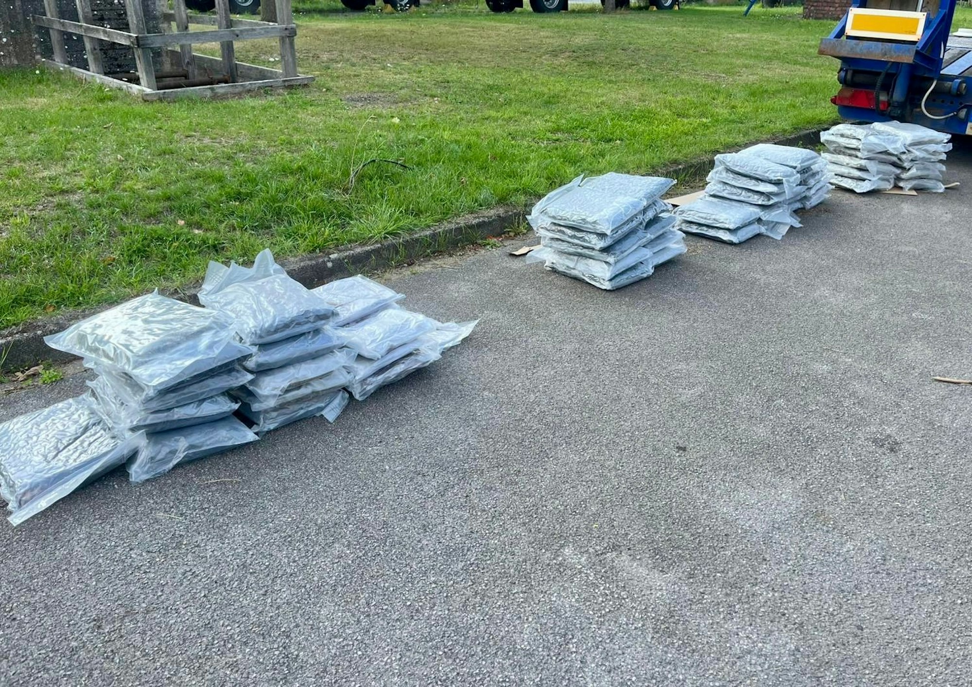 Mehrere Beutel gefüllt mit Marihuana liegen gestapelt auf dem Boden. Die Drogen im Straßenverkaufswert von rund einer halben Million Euro waren auf einem Lastwagen zwischen Paletten mit Olivenöl versteckt. Die Zoll-Spürhunde Fiete und Kim hatten die illegale Fracht erschnüffelt.