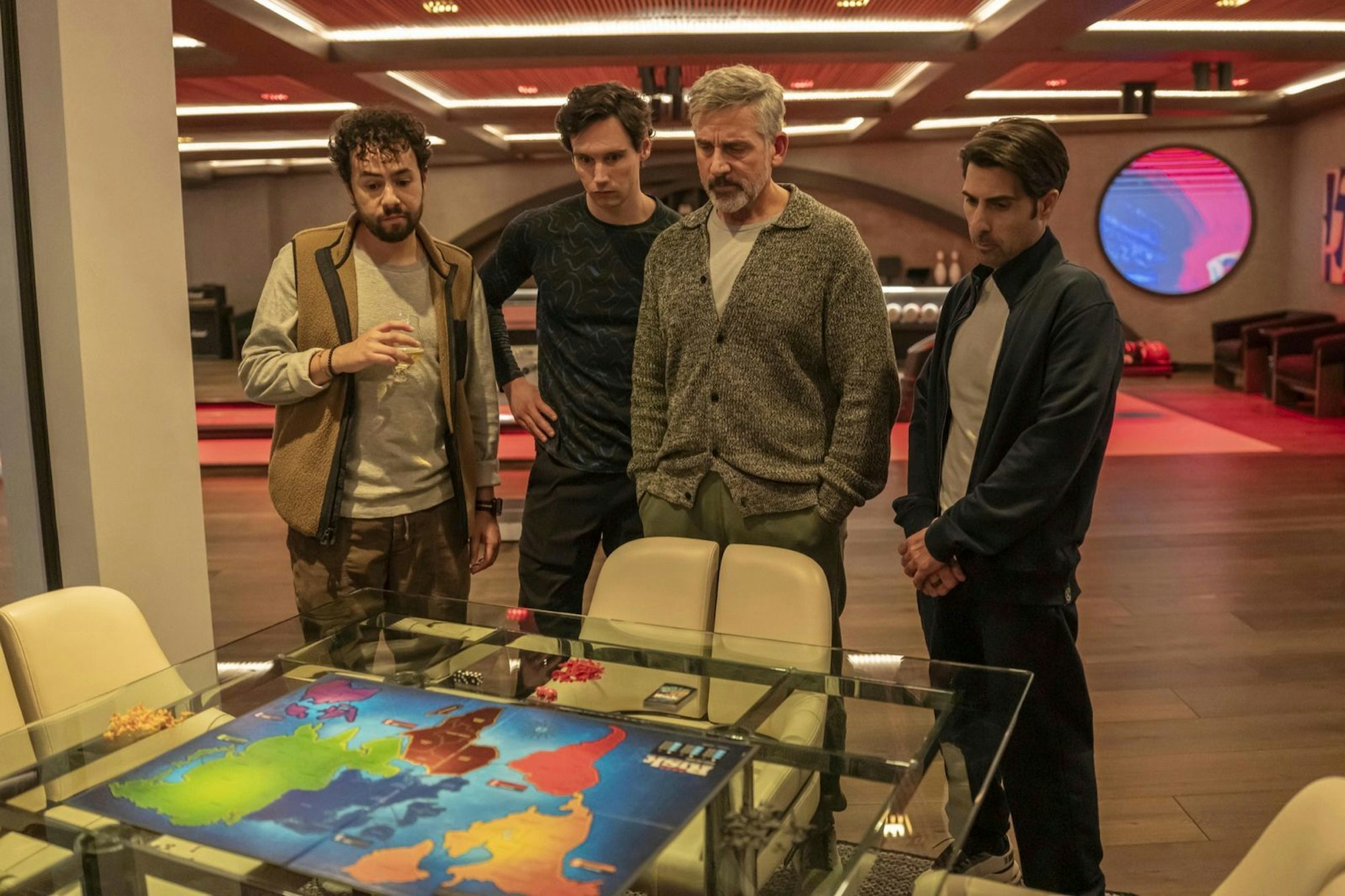 Sie brauchen keine Würfel, um sich die Welt untereinander aufzuteilen: Die Tech-Mogule (von links: Ramy Youssef, Cory Michael Smith, Steve Carell, Jason Schwartzman) nehmen sich einfach was ihnen nach ihrem eigenen Ermessen zusteht. (Bild: Sky / © 2025 Home Box Office)