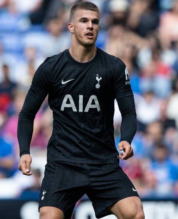 Innenverteidiger Luka Vuskovic im Trikot von den Tottenham Hotspur.