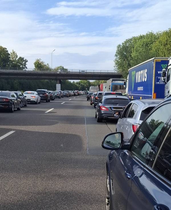 EXPRESS-Leserreporter Christian Lohaus steckte am Donnerstagnachmittag auf der A1 in Richtung Dortmund fest.
