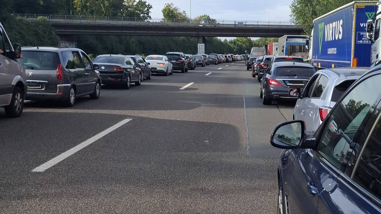 EXPRESS-Leserreporter Christian Lohaus steckte am Donnerstagnachmittag auf der A1 in Richtung Dortmund fest.