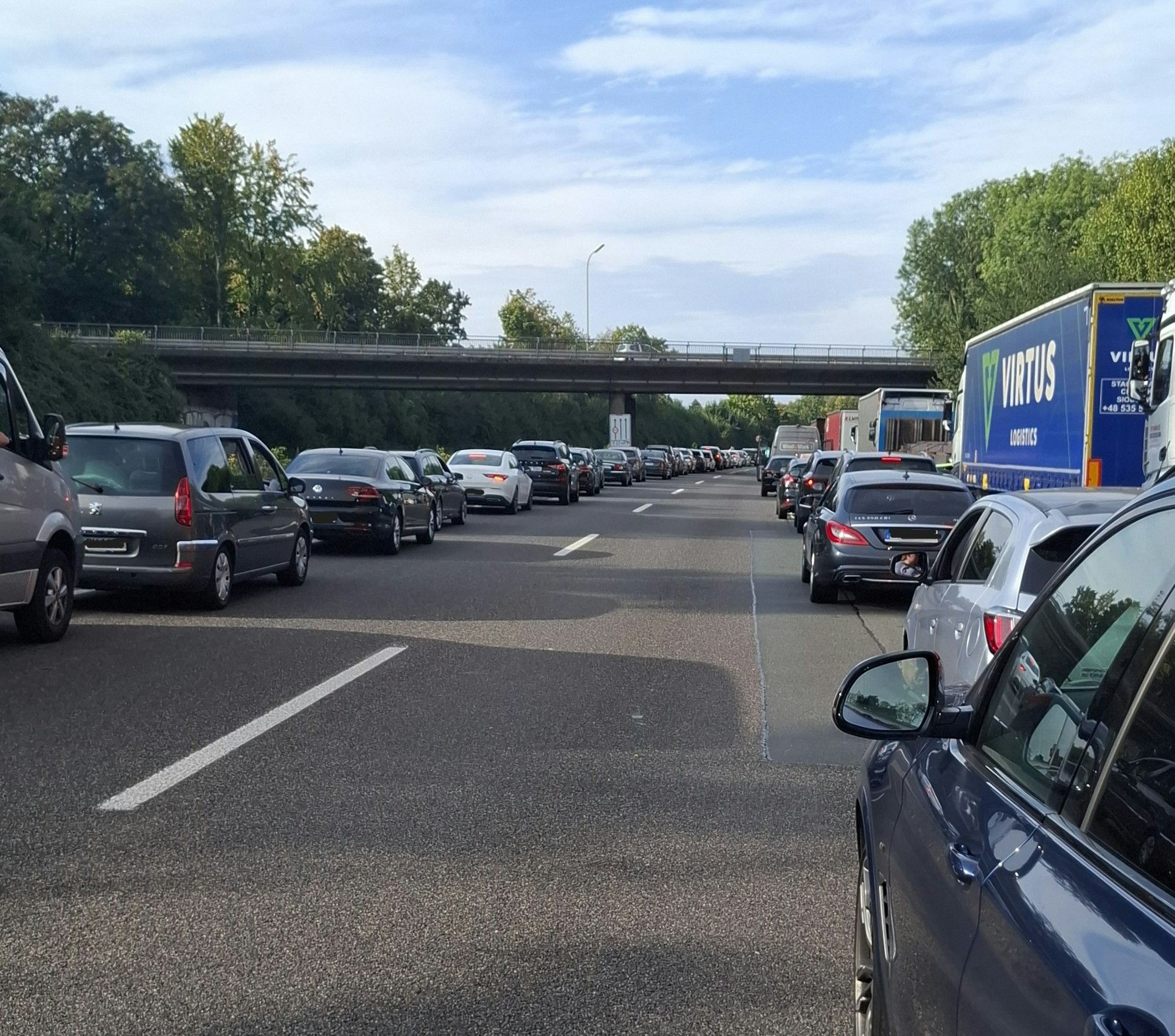 EXPRESS-Leserreporter Christian Lohaus steckte am Donnerstagnachmittag auf der A1 in Richtung Dortmund fest.