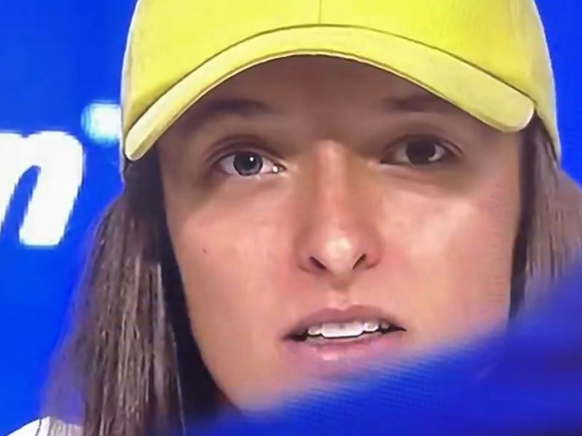 Iga Swiatek guckt einen Reporter verstört an.