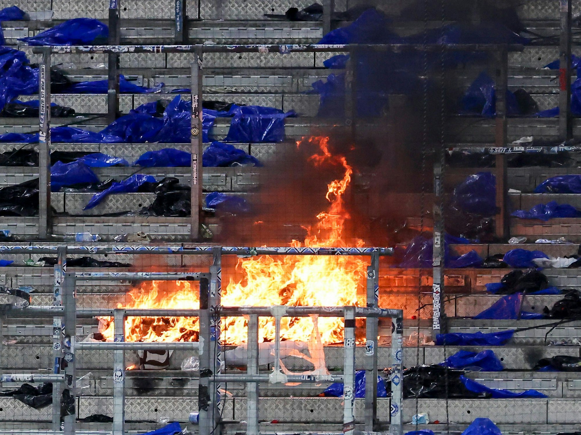 Nach dem Derby am Freitagabend (29. August 2025) zwischen dem Hamburger SV und dem FC St. Pauli kam es auf der Nordtribüne im Volksparkstadion zu einem Brand.