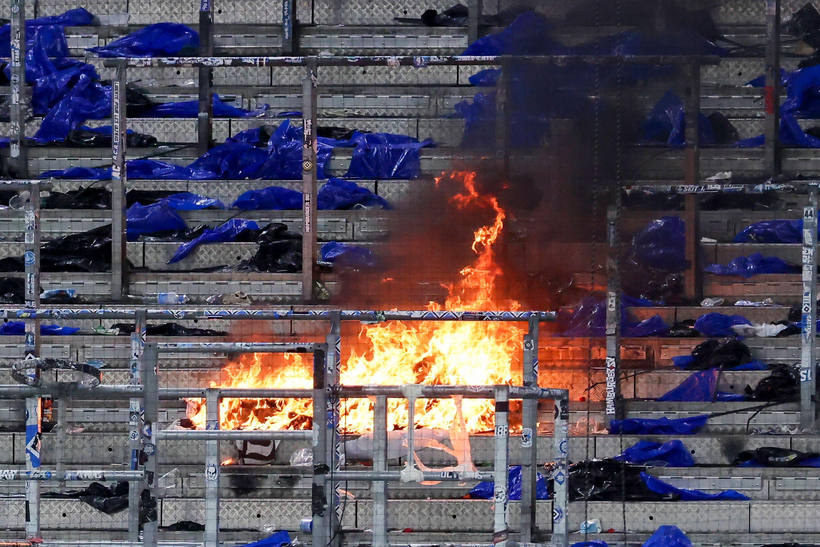 „Hoffe, dass da alles gut geht“ Derby-Frust: Feuer im HSV-Block | Express
