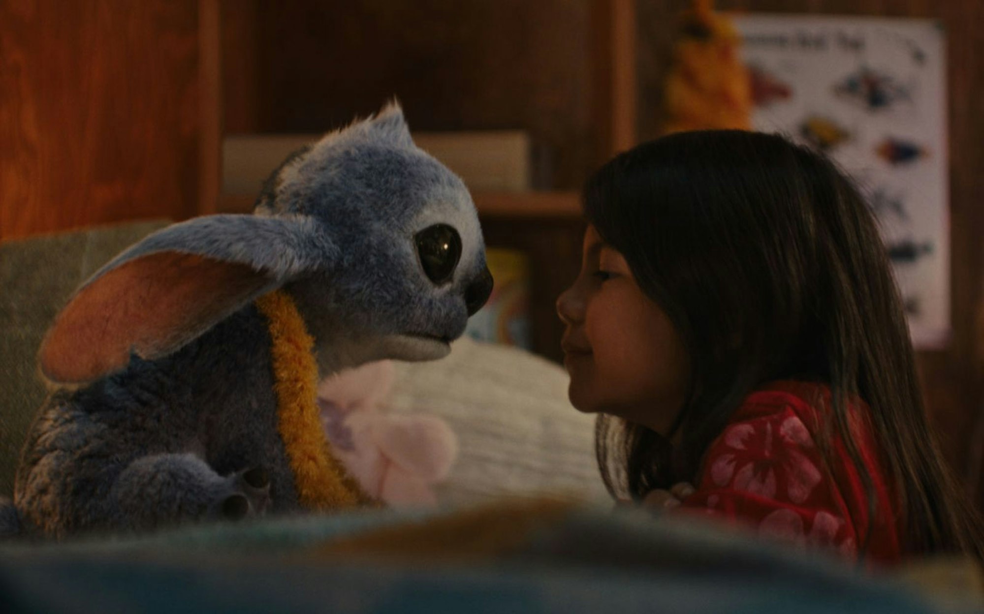 Das kleine Mädchen Lilo (Maia Kealoha) wünscht sich einen Freund - da kommt der Außerirdische Stitch wie gerufen. (Bild: 2025 Disney Enterprises, Inc./Leonine)