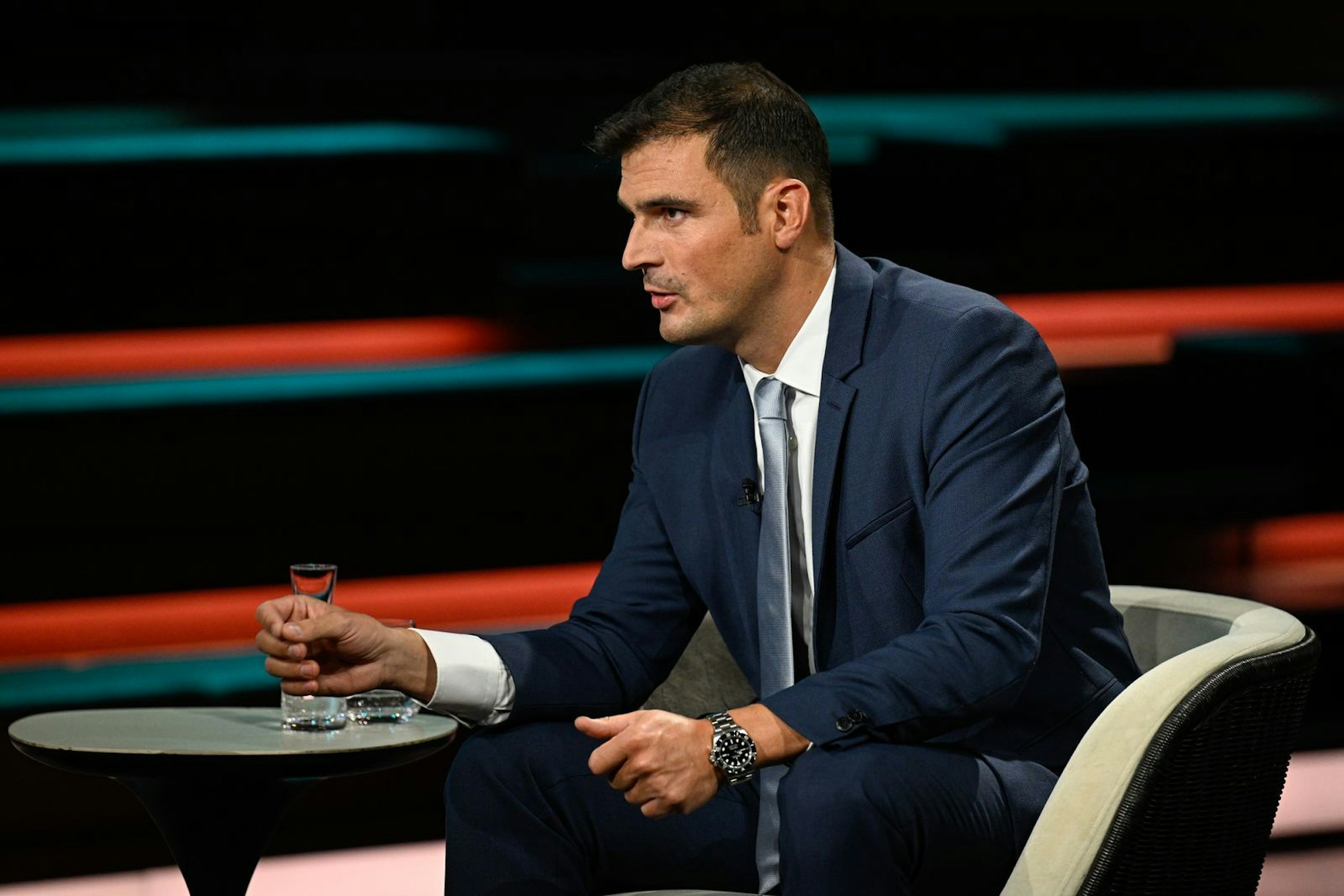 Journalist Jan Philipp Burgard machte sich Sorgen, das geplante Wehrdienstgesetz könne sich als „eine Reform mit Ladehemmung“ herausstellen. (Bild: ZDF / Markus Hertrich)