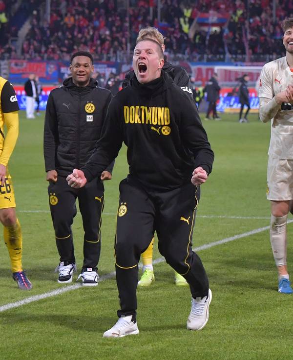 Mike Tullberg jubelt nach dem Auswärtssieg gegen den 1. FC Heidenheim.