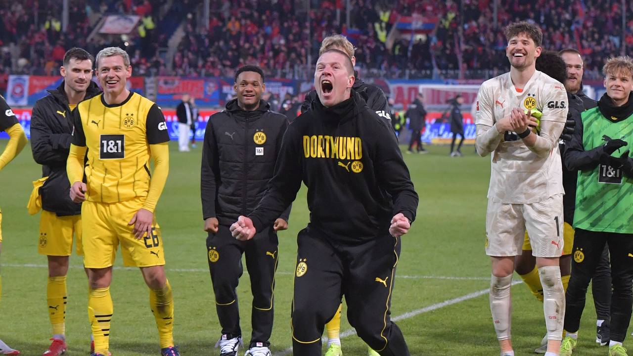 Mike Tullberg jubelt nach dem Auswärtssieg gegen den 1. FC Heidenheim.