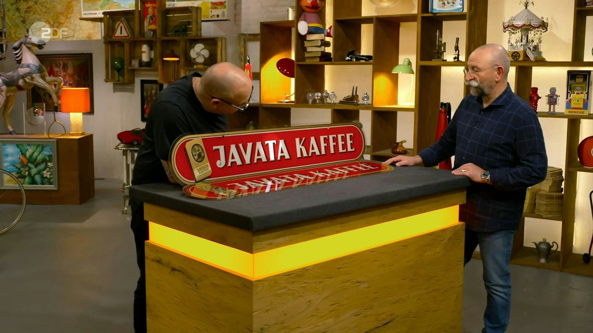 Die beiden Glas-Werbeschilder von „Javata Kaffee“ aus den 1950er- oder 60er-Jahren waren 200 bis 300 Euro wert. Wolfgang Pauritsch erhielt bei 400 Euro den Zuschlag.
(Bild: ZDF)
