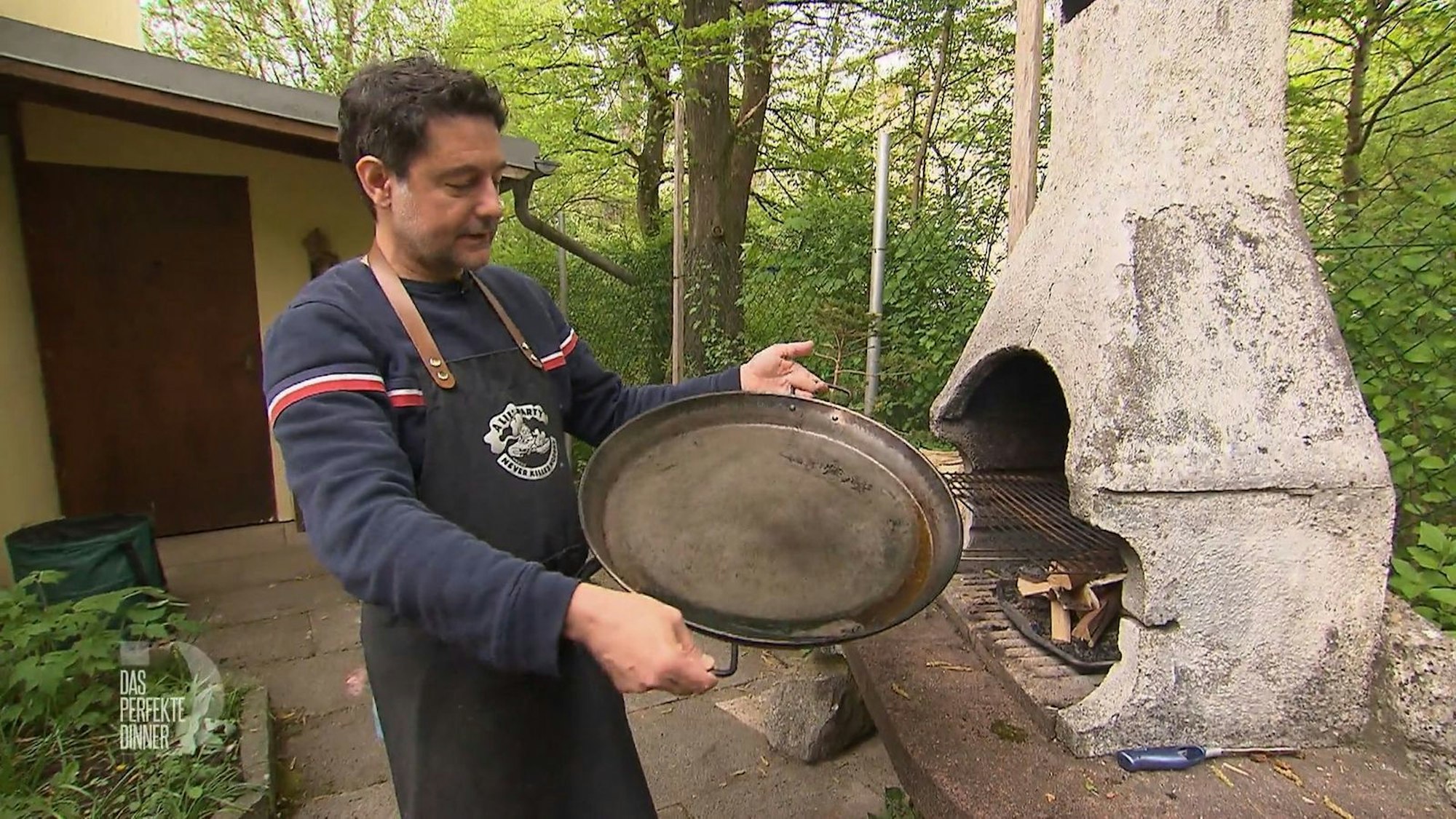 Pfanne und Holzofen sind bereit, jetzt muss Pau die Paella nur noch kochen.
(Bild: RTL)