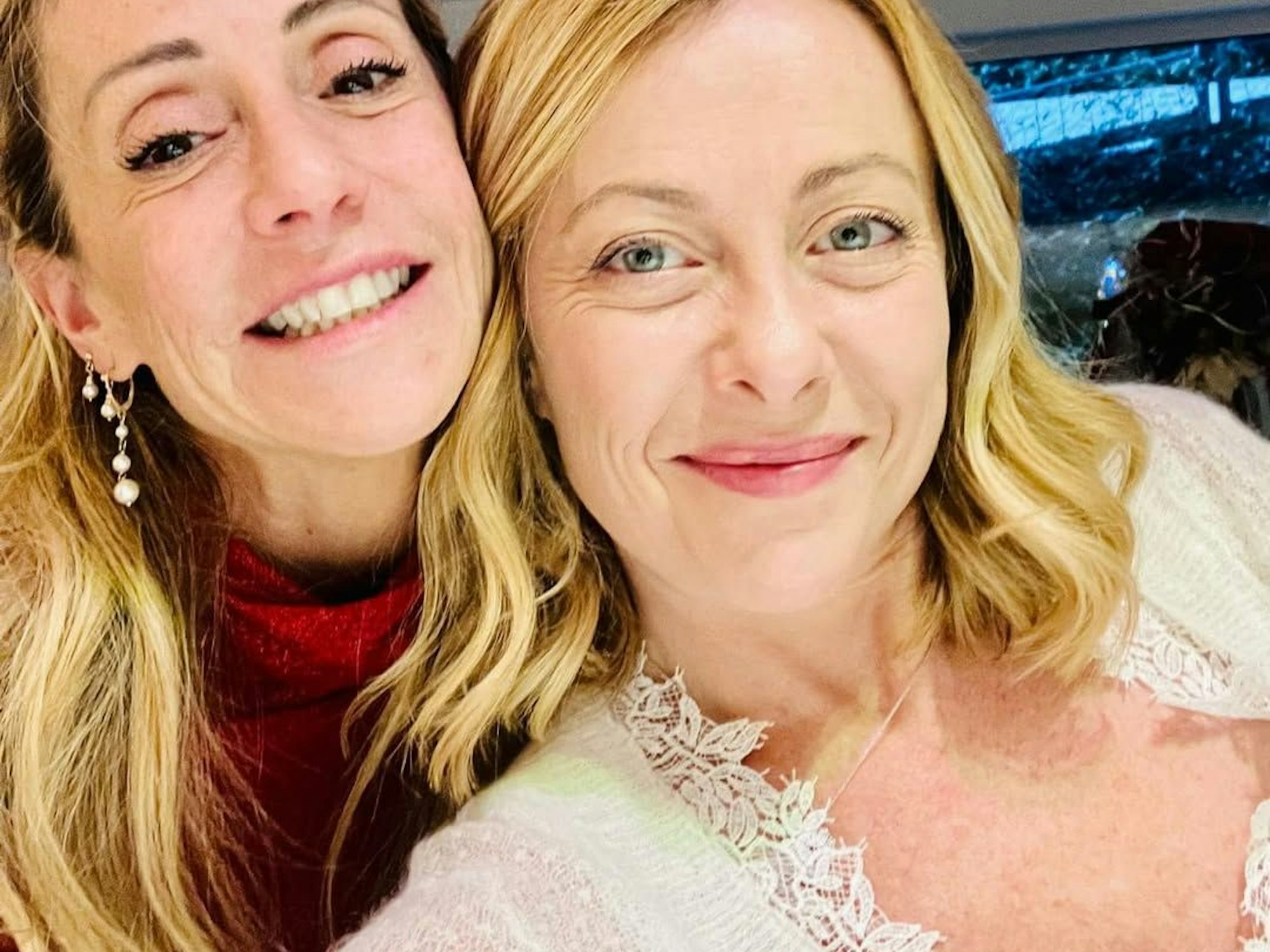 Giorgia Meloni (r.) mit ihrer Schwester Arianna in einem Instagram-Post im Dezember 2024
