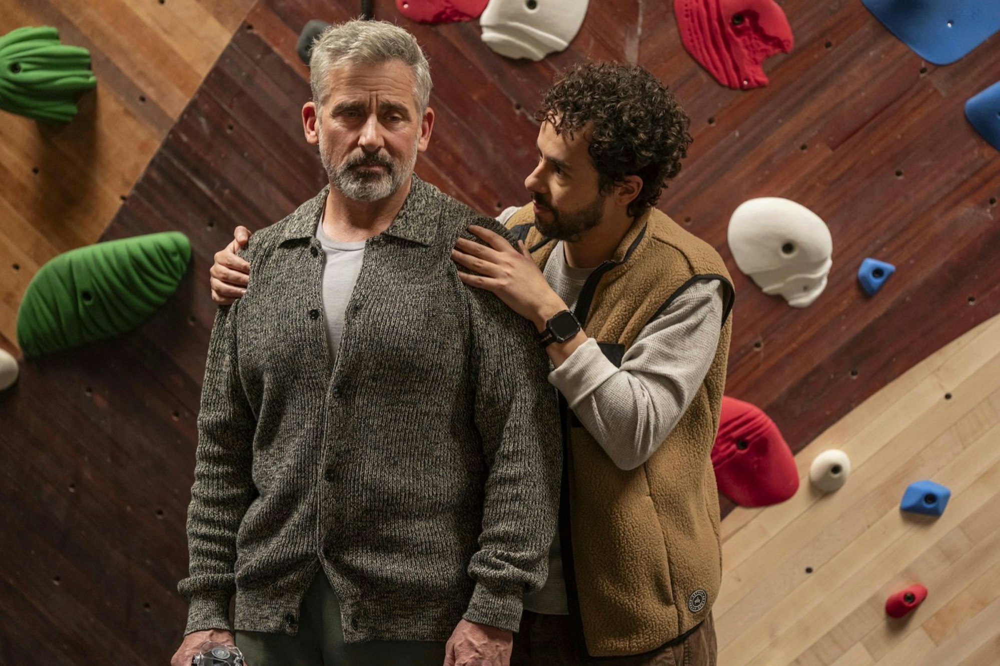 Randall (Steve Carell, links) würde lieber heute als morgen sein Bewusstsein in eine Cloud hochladen, aber
Jeff (Ramy Youssef) braucht noch ein paar Jahre, bis die Technik so weit ist. (Bild: Sky / © 2025 Home Box Office)