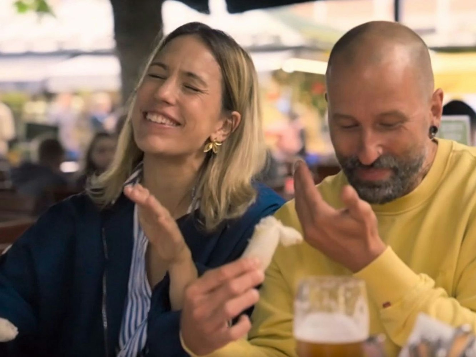 Andreas ist kein Weißwurst-Profi, stellen er und Date-Partnerin Laura amüsiert fest. (Bild: SWR/ Screenshot)